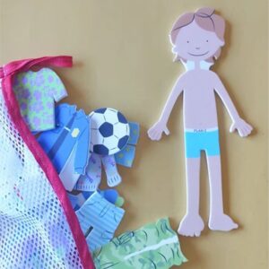 Chicos al agua en bolsa escurridora